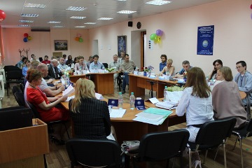  /></p>
<p> </p>
<p style=text-align: justify;>Встреча прошла действительно в обстановке взаимоуважения. Присутствующие согласились с организаторами, высказавшими мнение об актуальности и своевременности мероприятия, о зрелости сознания общества к подобным встречам, о готовности к диалогу и сотрудничеству представителей духовной сферы общества и административных структур. Многие говорили о культуре и этике, как о промежуточном звене, необходимом для понимания друг друга религии и общества.</p>
<p style=text-align: justify;> </p>
<p style=text-align: justify;>Круглый стол в Перми объединил не только духовных искателей разных традиций (некоторые из которых присутствовали только как слушатели, но были не менее заинтересованы затрагиваемыми участниками вопросами), но и представителей культуры.</p>
<p style=text-align: justify;> </p>
<p style=text-align: justify;>Как сказал Писманик Матвей Григорьевич (российский и советский религиовед, эксперт по социологии и психологии религии, доктор философских наук, профессор, Председатель Экспертного совета по религиозным вопросам Администрации Пермской области): «Прошу Вас, не исключайте из поля толерантности и атеистов, невоинствующих атеистов».</p>
<p style=text-align: justify;> </p>
<p style=text-align: justify;>Его коллега доцент кафедры философии и религиоведения ПГТУ, кандидат философских наук, музыковед Анатолий Владимирович Жохов рассказал среди прочего о теории осевого времени и том периоде истории, когда зародились на планете великие Духовные Учения, и о предпосылках этого.</p>
<p style=text-align: justify;>     </p>
<p style=text-align: center;><img src=/binaries/am/8047.jpg alt=