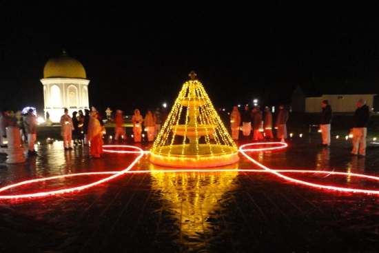  style=display: block; margin-left: auto; margin-right: auto; /></p>
<p style=text-align: justify;> </p>
<p style=text-align: justify;>На большей части территории Индии в Дивали почитается богиня богатства и плодородия Лакшми. Дома тщательно убирают, зажигают все огни, так как богиня не любит темноты, обращаются к ней с молитвой, подносят ей сладости, а на ночь оставляют двери и окна открытыми, чтобы ей было легче проникнуть в дом.</p>
<p style=text-align: justify;> </p>
<p style=text-align: justify;>В «Дивья Локу» на праздник съехались гости из разных городов, в том числе и других традиций – вайшнавы. В программе праздника, которая началась с утра и длилась до позднего вечера, были творческие выступления, зажигание свечей, фаер-шоу, богослужения Лакшми, запуск фонариков и многое другое.</p>
<p style=text-align: justify;> </p>
<p style=text-align: justify;>Вайшнавы из Общества Сознания Кришны угостили всех обедом, приготовленным ими для гостей и жителей, и позже выступили с исполнением ведических мантр. </p>
<p style=text-align: justify;> </p>
<p style=text-align: justify;>Представители Центра обменялись поздравлениями с дружественными организацями традиции индуизм по случаю праздника:</p>
<p style=text-align: justify;> </p>
<p style=text-align: justify;>«Спасибо за ваши пожелания на Дивали. От имени культурного центра Джавахарлала Неру я хотел бы передать мои поздравления всем вам по случаю Дивали!</p>
<p style=text-align: justify;>С уважением, Санджэй Веди, заместитель директора JNCC, посольство Индии, Москва».</p>
<p style=text-align: justify;> </p>
<p style=text-align: justify;>Праздник был освещен СМИ: <a href=http://nn.mk.ru/article/2013/11/05/940634-kusochek-indii-v-vetluzhskom-rayone.html target=_blank>Московский Комсомолец</a> и <a href=http://www.vgoroden.ru/?id=278100 target=_blank>Портал «В городе N»</a>.</p>
<p style=text-align: justify;> </p>
<p><img src=/binaries/am/8354.jpg alt=